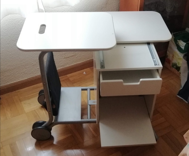 Regalo mesa de estudio, ya desmontada, en perfecto estado. 