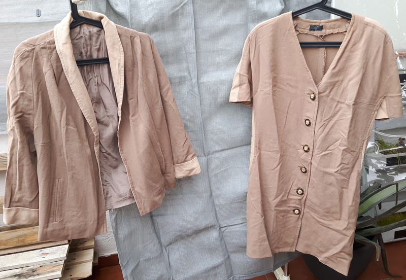 44. TRAJE DE CHAQUETA CON VESTIDO BEIGE