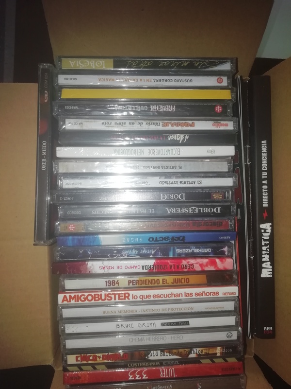 Caja con CDs variados