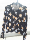 68. Camisa negra flores