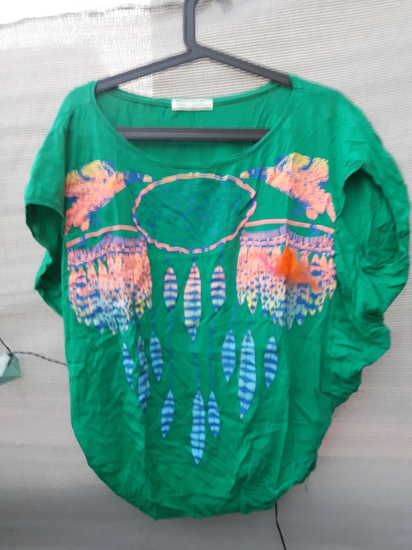 89. CAMISETA VERDE CON DIBUJO ATRAPASUEÑOS