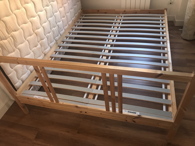 Regalo estructura de cama con somier madera de ikea