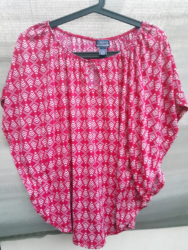 136. CAMISETA ESTILO PONCHO ROSA 