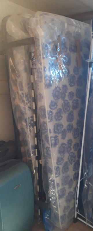 Cama nido de 80 cm (es decir, 2 colchones y 2 somieres. Una cama se mete debajo de la otra)