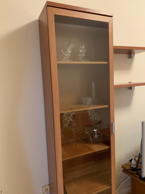 Vitrina salón nueva y 2 camas individuales con cabwcero