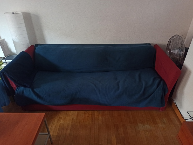 Se regala sofá cama 3 plazas