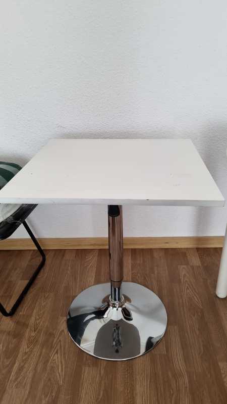mesa  de 60 x 60 , solo recoger en villa de vallecas