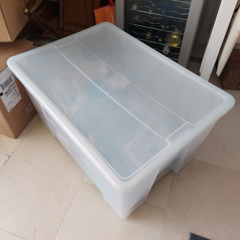 Caja grande transparente con ruedas