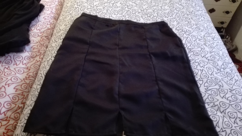 Falda negra con costuras delanteras. Talla 54(tita)
