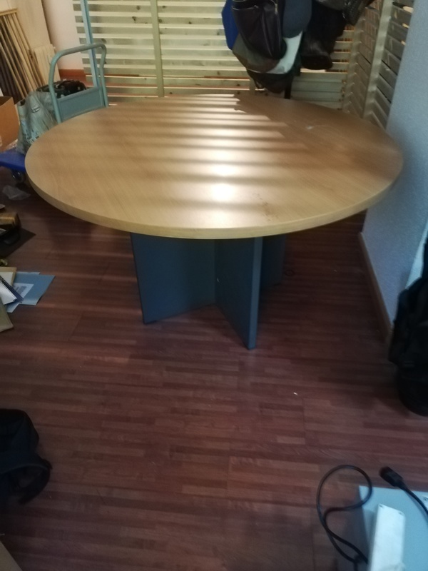 Mesa redonda de madera