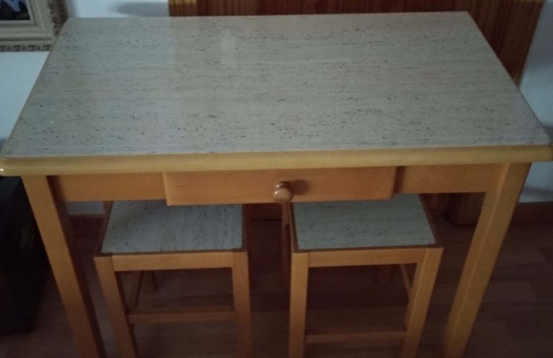 Mesa y dos banquetas