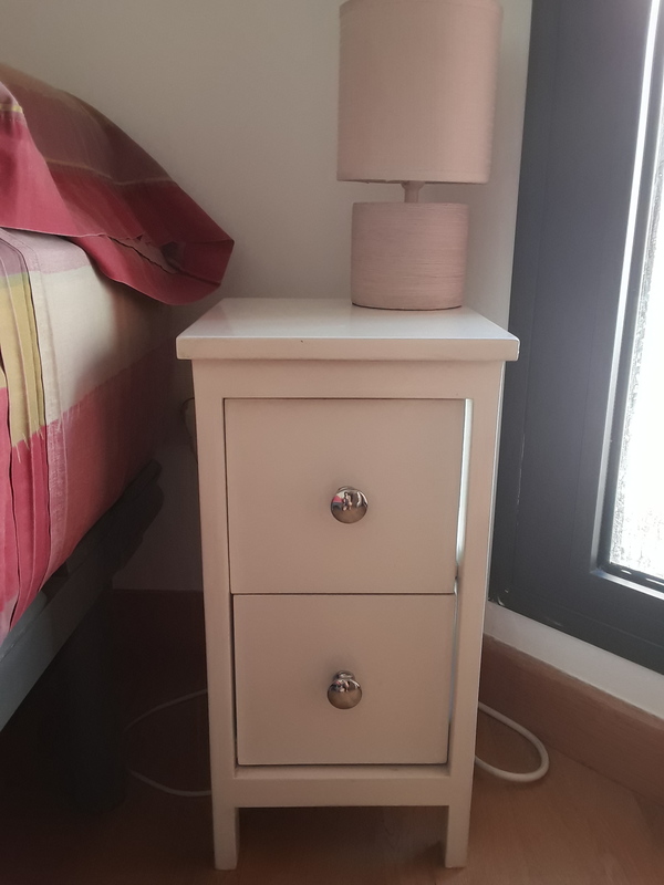 2 Mesitas de noche blancas 