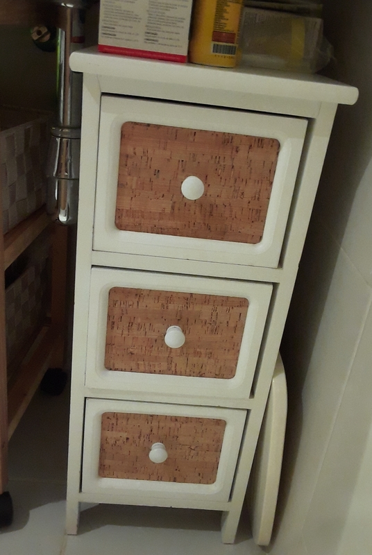 Cajonera blanca y acabado madera y corcho