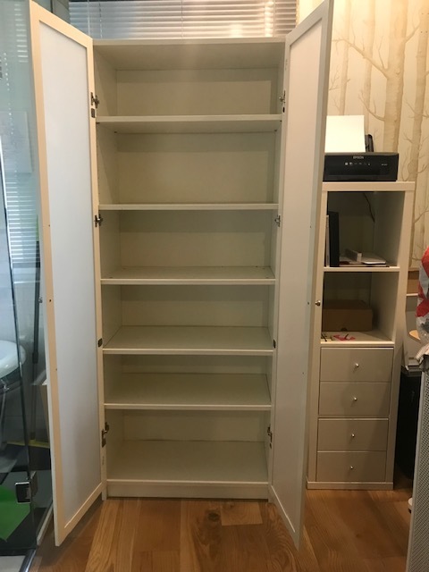 Estantería Billy de Ikea con puertas