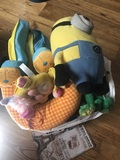 Bolsa con peluches y otros juguetes