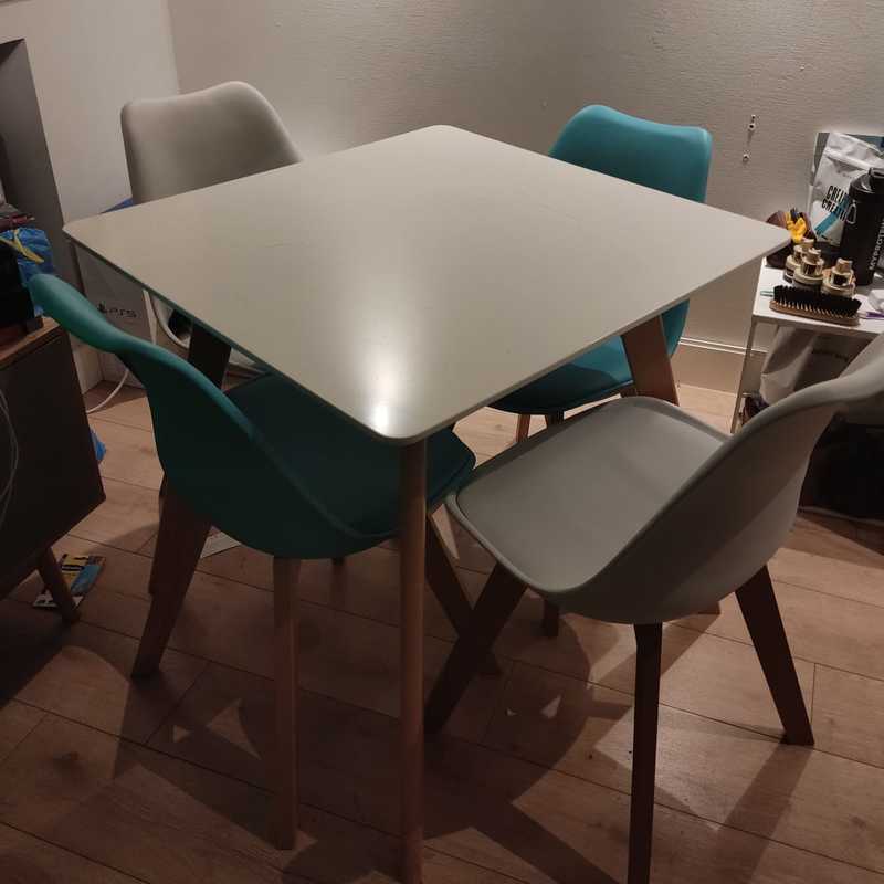 Mesa + 2 sillas