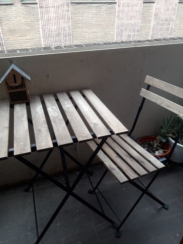 Mesa y dos sillas de terraza
