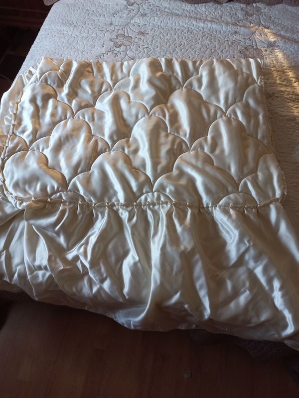 Edredón blanco satinado cama individual entregado a Keeo