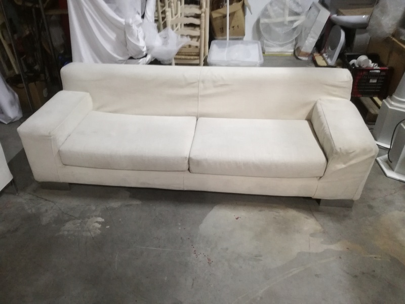 Sofa con uso ,algo sucio pero en buen estado