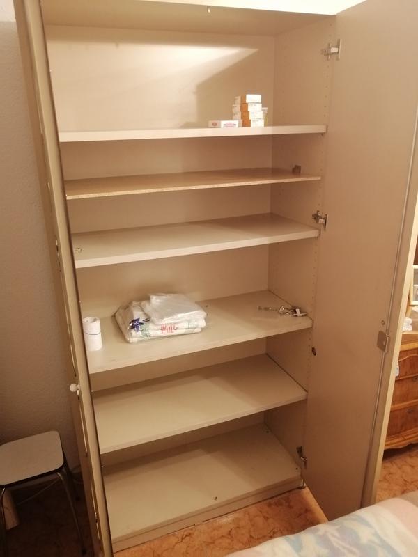 Armario con estantes