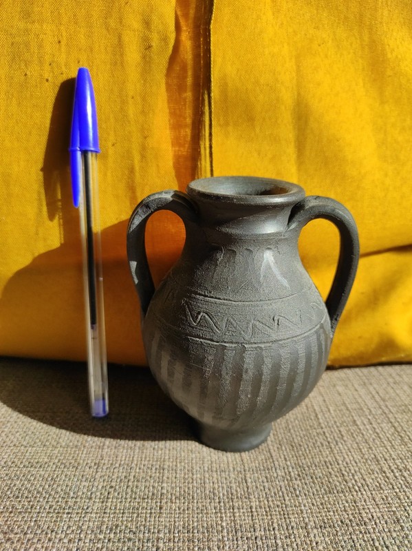 Jarroncito de cerámica negra (Asturias)