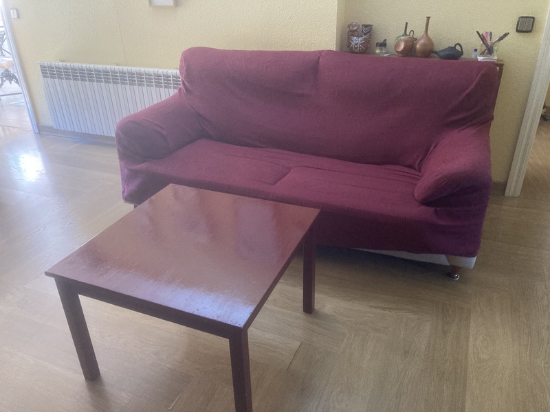 Sofá de tres plazas y mesa a juego