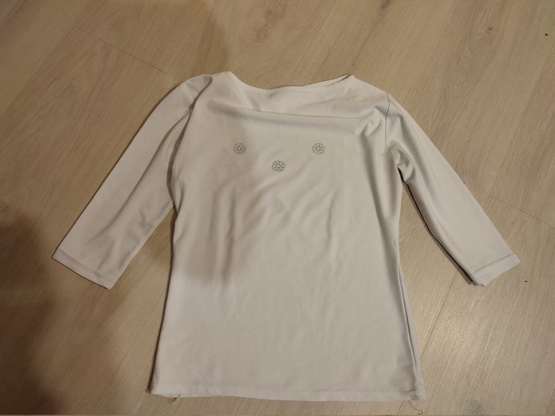 Camiseta blanca,manga tres cuartos. Talla L(Lizeth Machicado)