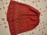 Falda roja con gomas. Talla L (Lizeth Machicado)