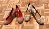 Dos pares de zapatos rojo y beis 