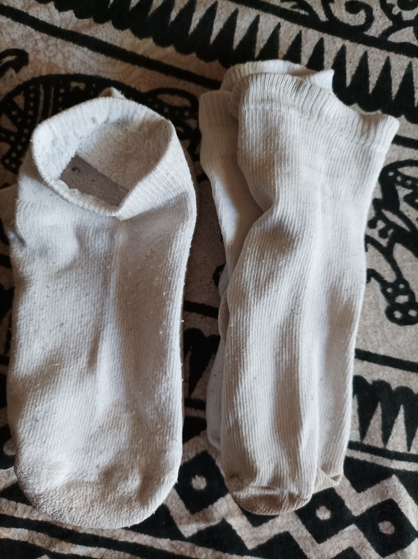 Cuatro pares de calcetines blancos talla 23-26