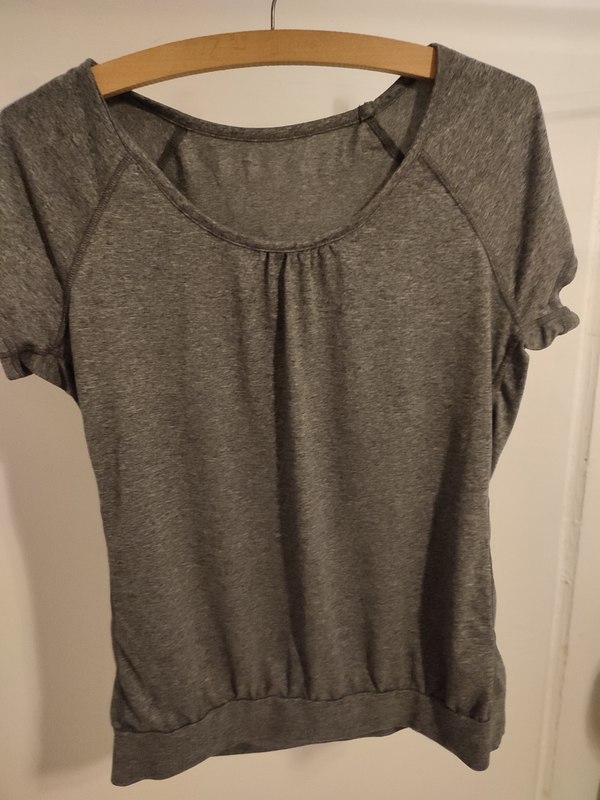 Camiseta gris Talla L(Lizeth Machicado)