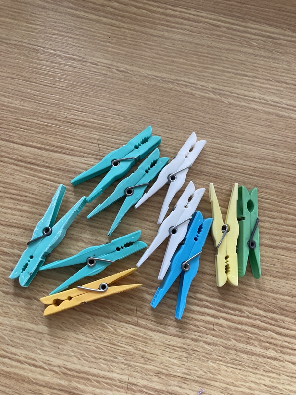 Pinzas de la ropa sueltas