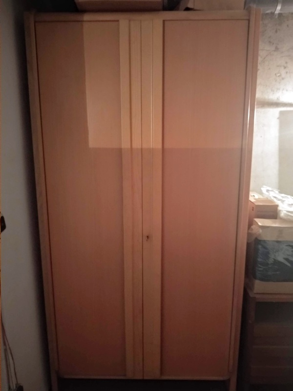 Regalo un armario de madera maciza en buen estado