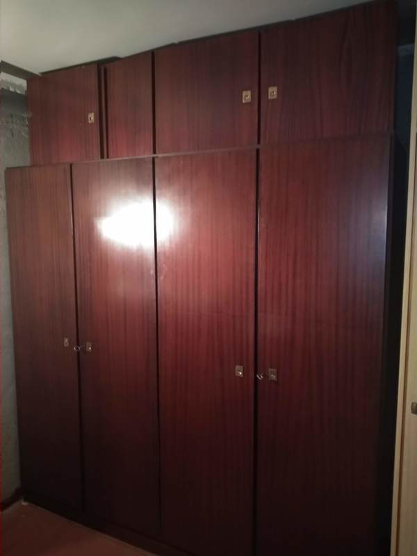 Regalo un armario grande de contrachapado oscuro en buen estado