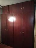 Regalo un armario grande de contrachapado oscuro en buen estado