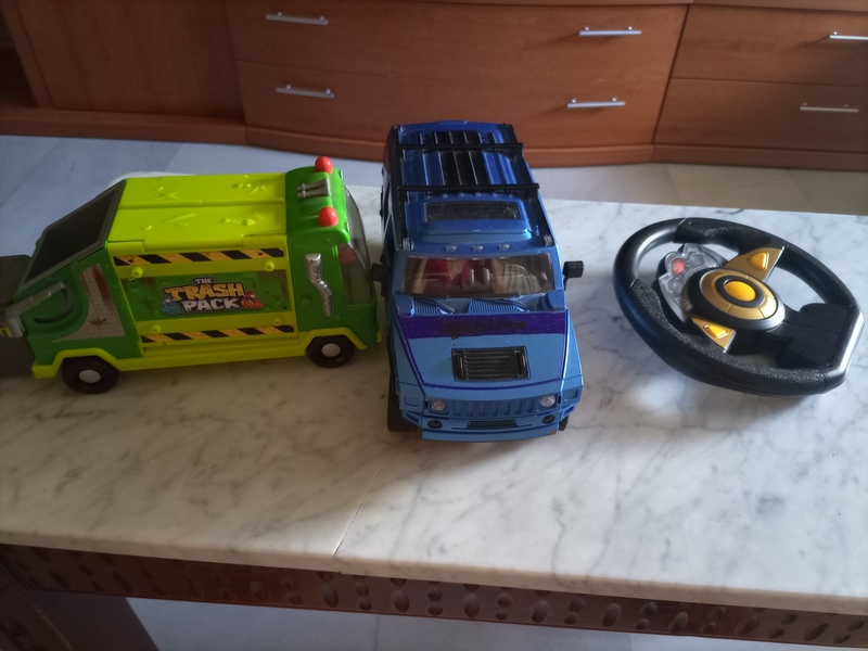 Regalo dos camiones de juguete