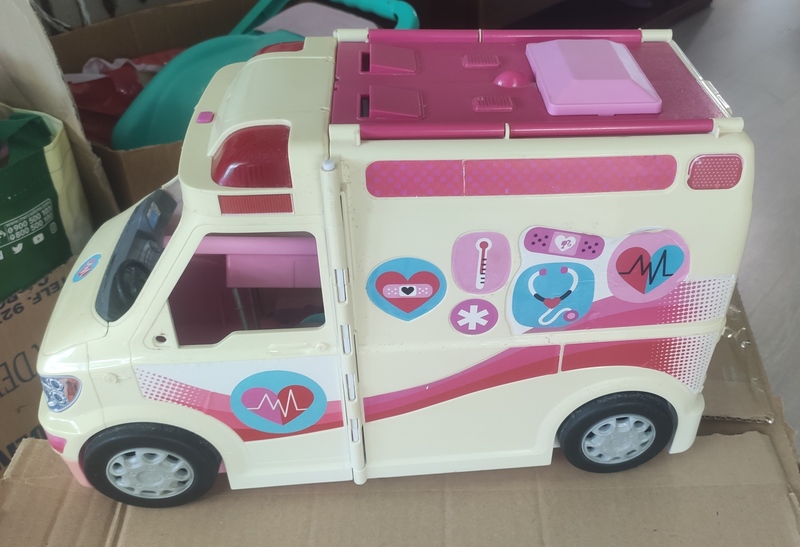 Juguetes. Ambulancia de Barbie