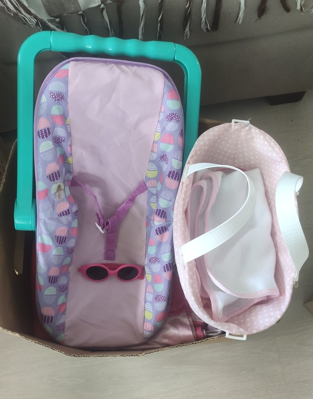 Juguetes. Hamaca, cesta y gafas de sol