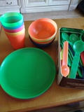 Platos, vasos, boles y cubiertos de plástico...