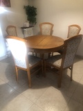 Mesa salón y 5 sillas 