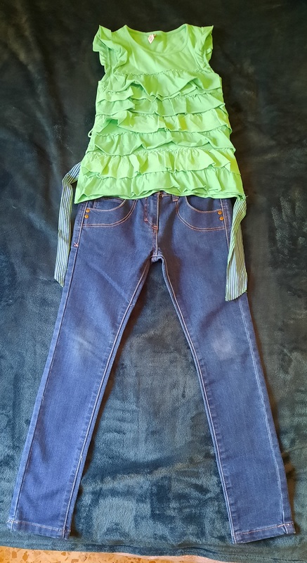 Conjunto niña talla 5-6,pantalón vaquero y camiseta verde