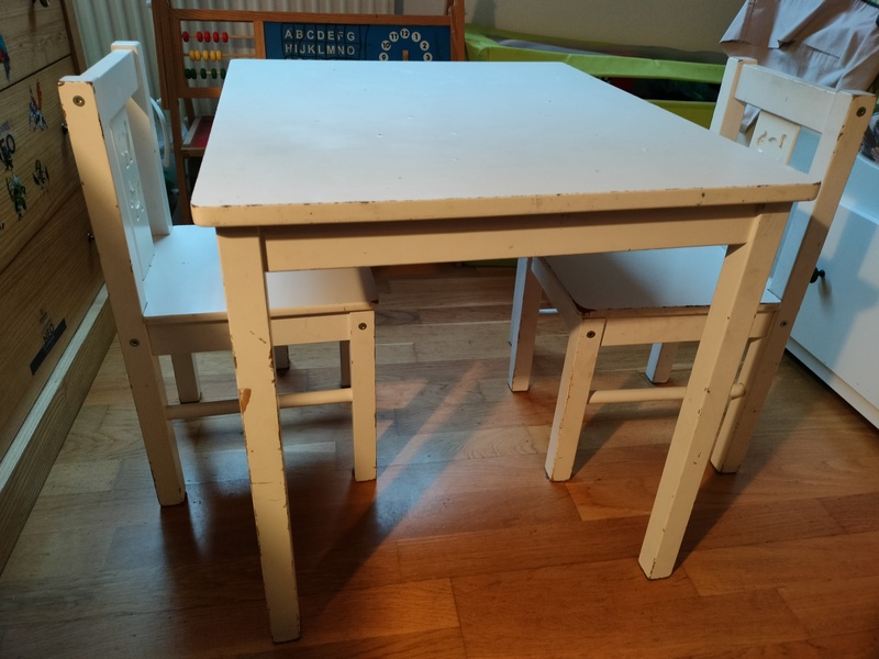 Mesa infantil + 2 sillitas