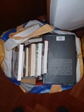 Bolsa con libros y películas 
