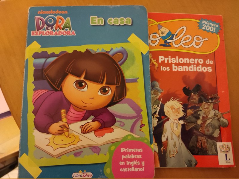 Dos libros infantiles "En casa y Prisionero de los bandidos"(H)