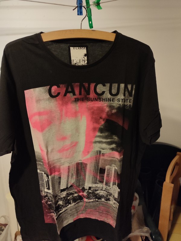 Camiseta negra manga corta "cancun" Talla X-Large(Lara Verjaga)