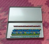 Caja lata con lápices 