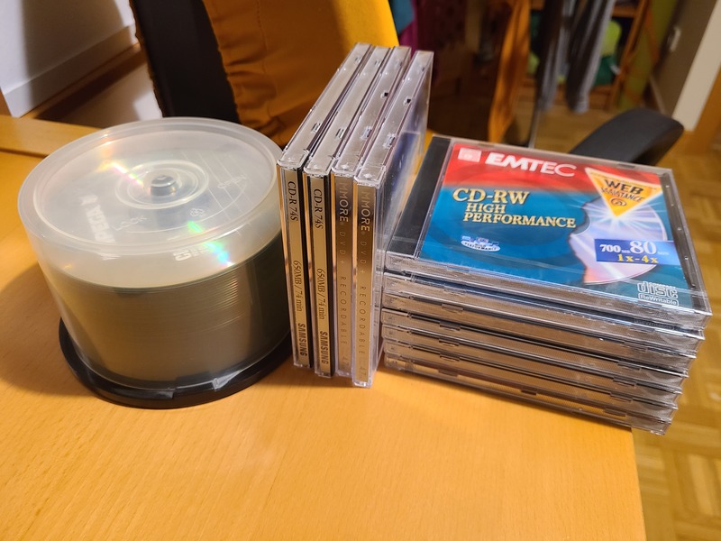 35 CDs Virgenes, 7 Regrabables y 4 cajas vacías