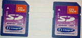 Dos tarjetas de almacenamiento de 512 mb.