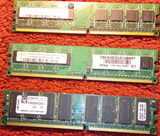 Tres memorias de PC de 512 mb cada una.