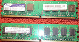 Dos tarjetas de memoria de PC de 1 giga cada una.